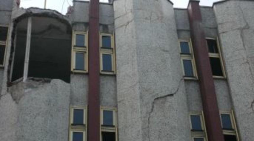 Rampalı &Ccedil;arşı'nın &Ccedil;atlayan duvarları yıklıyor