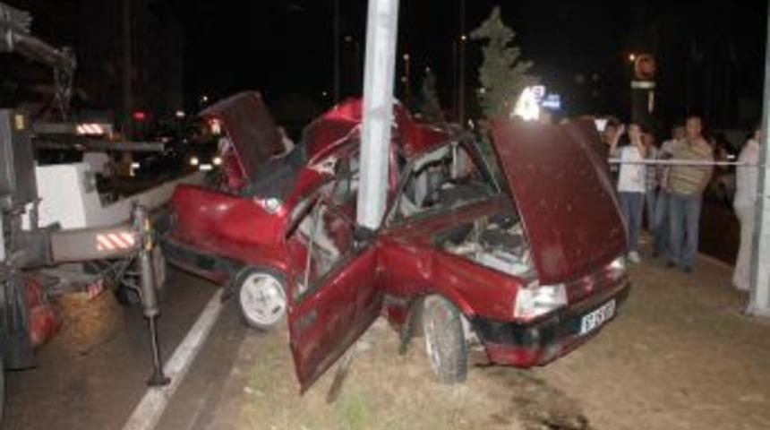 Ereğli'de Ara&ccedil;ta Sıkışan Vatandaşları Itfaiye Kurtardı: 2 Yaralı