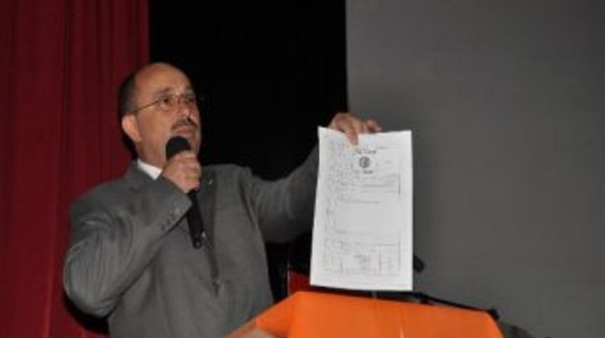 Ak Parti Fo&ccedil;a İl&ccedil;e Başkanı Kadir &Ouml;zgirgin, Hastane S&ouml;z&uuml;n&uuml;n Tutulmadığı Şeklindeki Eleştirilere Planlanan Yeni Devlet Hastanesi'nin Tapusunu G&ouml;stererek Yanıt Verdi