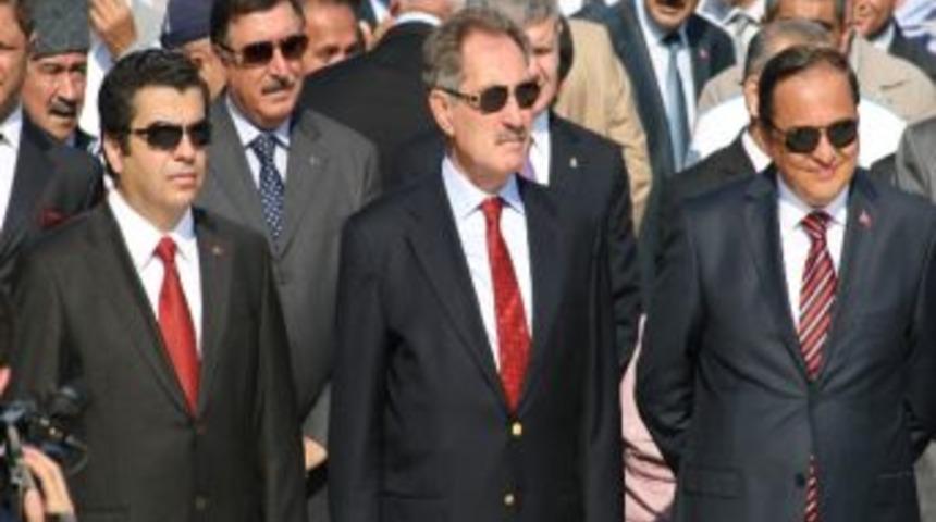 K&uuml;lt&uuml;r Ve Turizm Bakanı G&uuml;nay, Atat&uuml;rk Anıtı'na &Ccedil;elenk Sundu