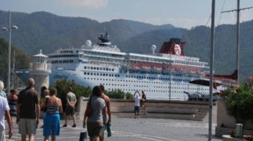 Dev Yolcu Gemisi 'zenith' Marmaris'te