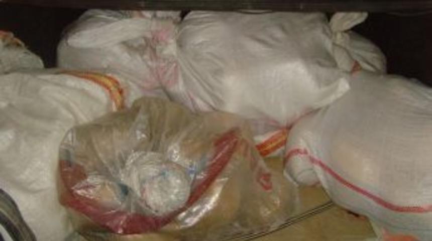 Polisten Ka&ccedil;ırılan Otomobilde 74 Kilo Esrar &Ccedil;ıktı