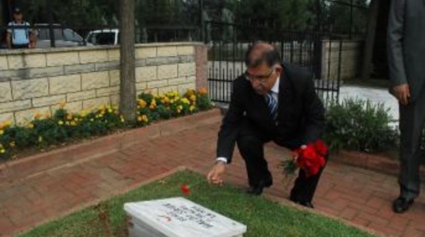 Protokol Şehitliği Ziyaret Etti