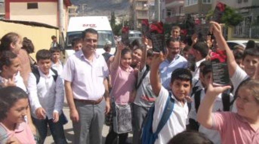 T&uuml;rk Eğitim-Sen Okullarda Bayrak Şiirli Ayra&ccedil; Dağıttı