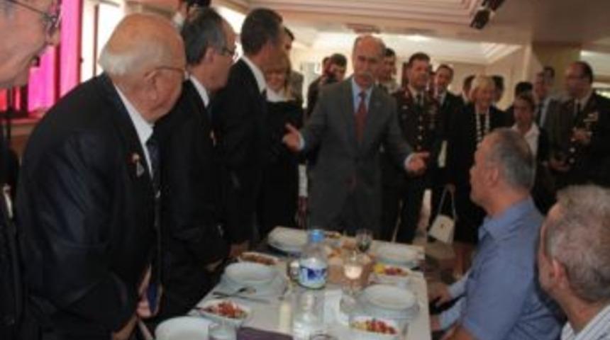 Vali Harput'tan Şehit Yakını Ve Gazilere Yemek