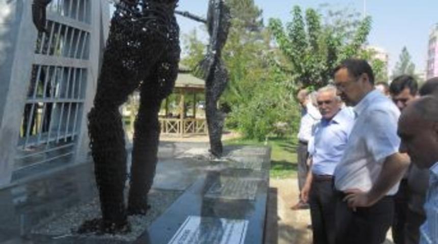Petrol İş'ten, Batman&rsquo;da Ter&ouml;r &Ouml;rg&uuml;t&uuml; Mayınında &Ouml;len 4 Sivilin Anıtına Ziyaret