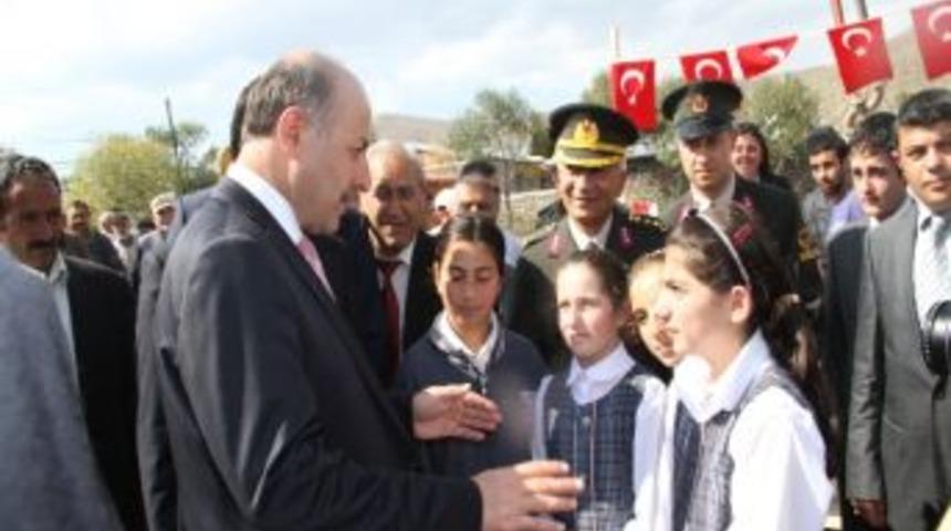 Vali Azizoğlu Sulakyurt K&ouml;y&uuml;nde 10 Derslikli Okulun Temelini Attı