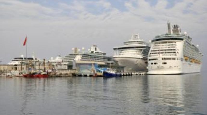 Kuşadası Limanı'na Beş Kruvaziyerle 15 Bin Turist Geldi
