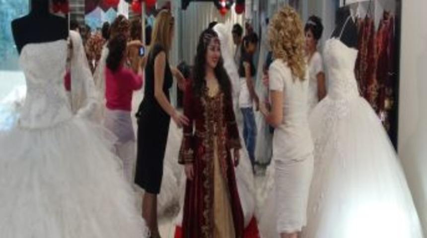 Sokakta Gelinlik Defilesi