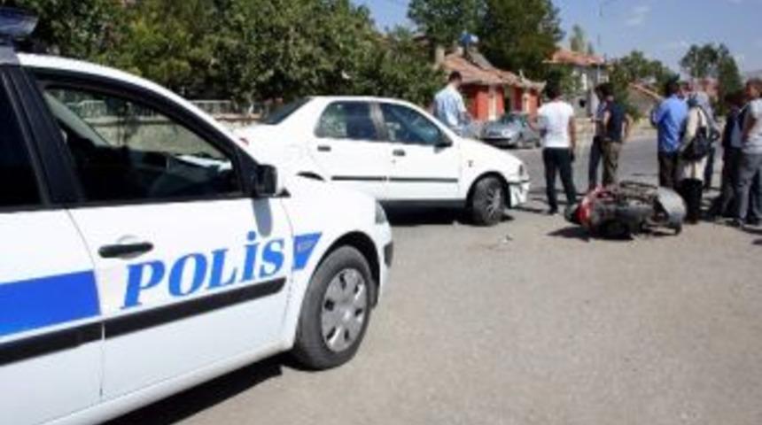 Otomobil Motosiklete &Ccedil;arptı: 1 Yaralı