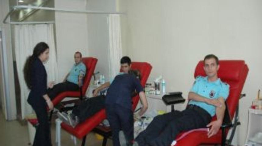 İnfaz Koruma Memurları Yaralı Askerler İ&ccedil;in Kan Bağışında Bulundu