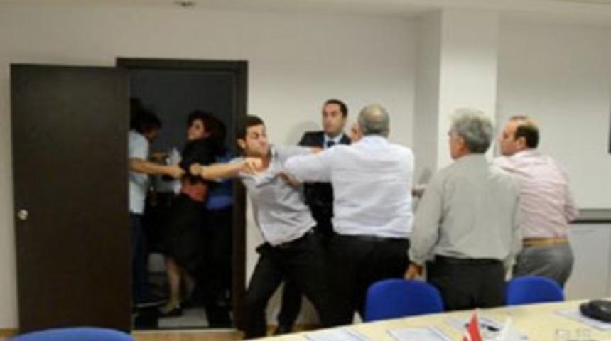 Mecliste kavga işten attırdı