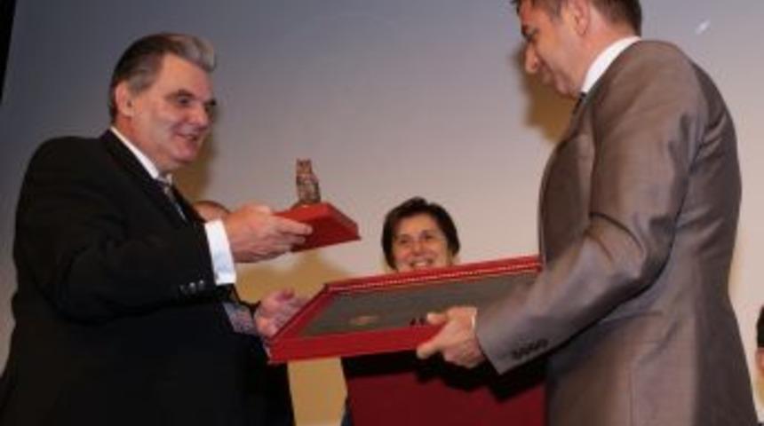 Do&ccedil;. Dr. Meran&rsquo;a Polonya&rsquo;dan Altın Baykuş &Ouml;d&uuml;l&uuml;