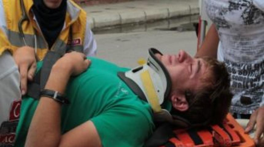 &Ccedil;arptığı Motosiklet S&uuml;r&uuml;c&uuml;s&uuml;ne İlk M&uuml;dahale Yapıp Boyunluk Taktı