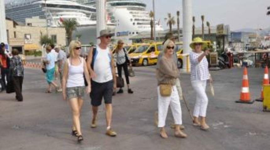 Kuşadası&rsquo;na Denizden Turist Akını