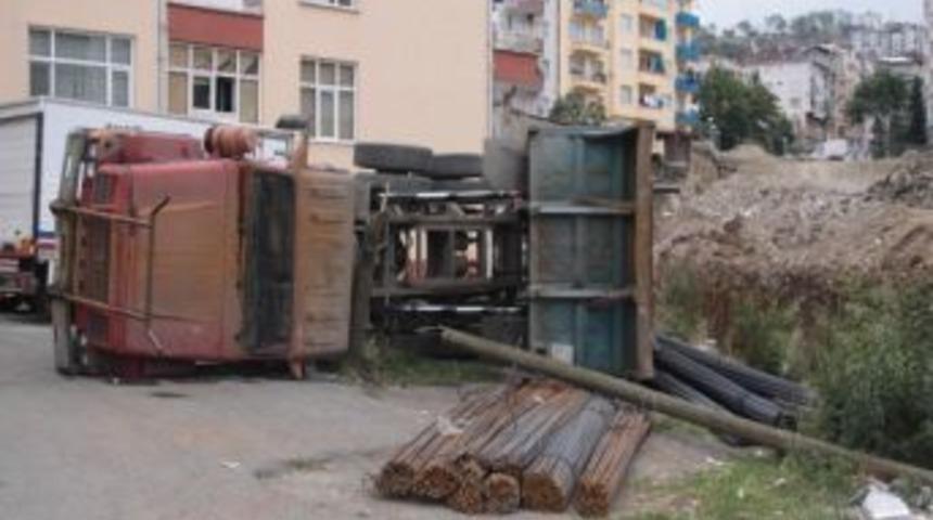 Trabzon&rsquo;da Demir Y&uuml;kl&uuml; Kamyon Devrildi