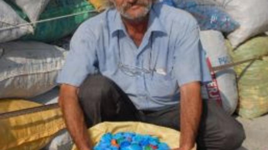 Engelli Eşiyle Birlikte &Uuml;&ccedil; Ayda 600 Kilo Kapak Topladı