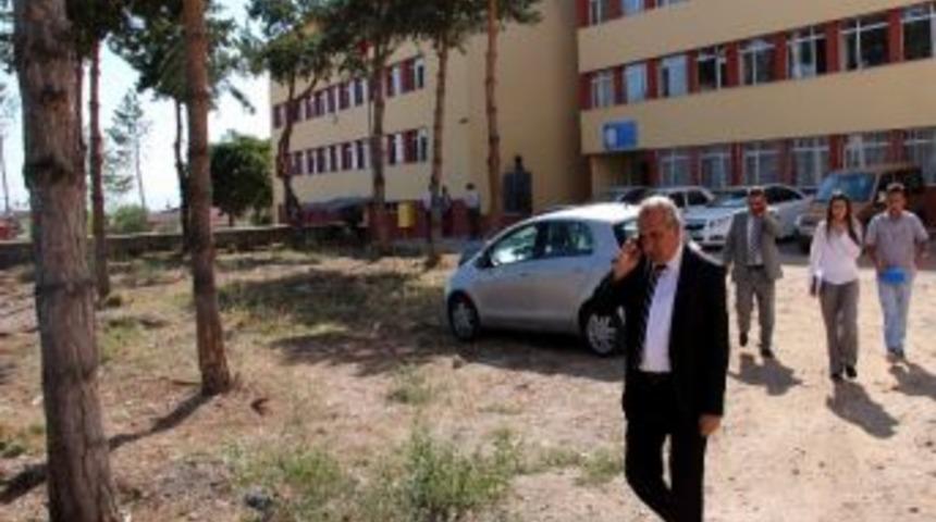 Suşehri&rsquo;nde Okullardaki &Ccedil;evre D&uuml;zenleme &Ccedil;alışmaları Devam Ediyor