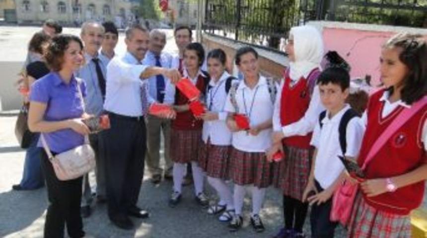 T&uuml;rk-eğitim-sen &lsquo;bayrak&rsquo; Şiirinin Ayracını Dağıttı