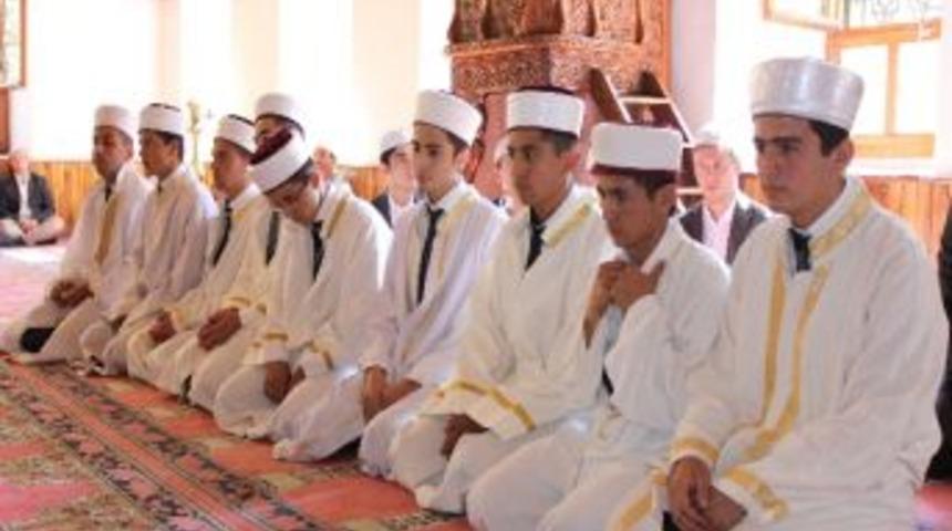 Hz. Pir&rsquo;de Bayan Hafızlar Ta&ccedil; Giydi