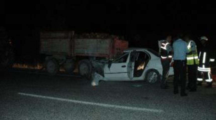 Otomobil Trakt&ouml;r&uuml;n Altına Girdi: 2 &Ouml;l&uuml;