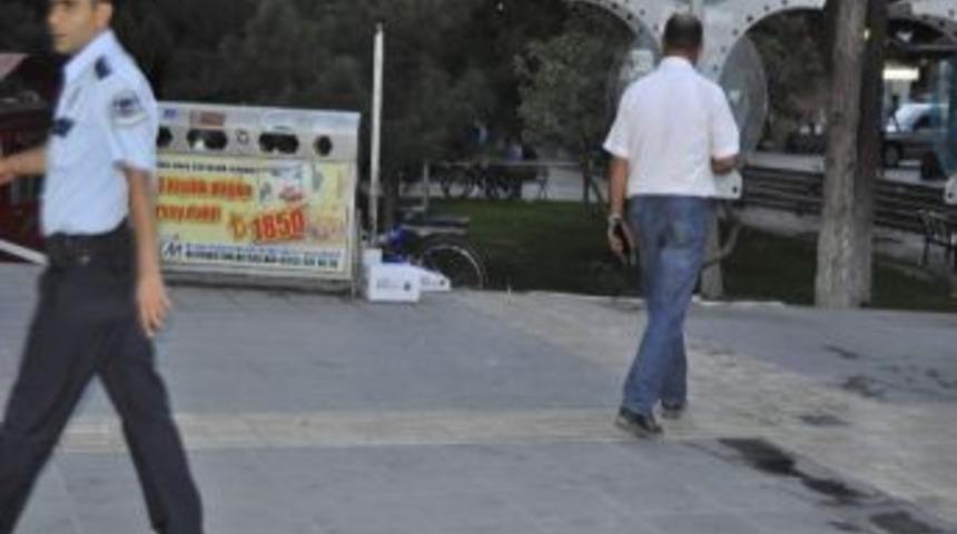 Cumhuriyet Meydanında Ş&uuml;pheli Paket Merakı