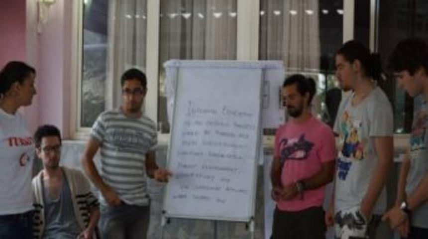 Avrupalı Gen&ccedil;ler Şark&ouml;y&rsquo;de