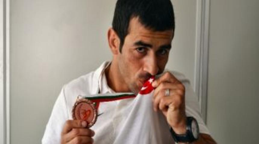 S&ouml;keli İşitme Engelli G&uuml;reş&ccedil;iden Bir D&uuml;nya &Uuml;&ccedil;&uuml;nc&uuml;ğ&uuml; Daha