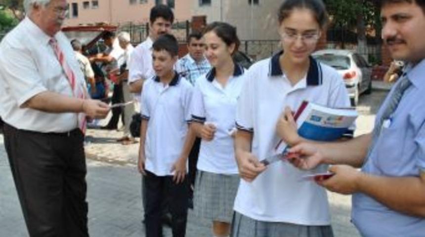 T&uuml;rk Eğitim-sen Aydın&rsquo;da &lsquo;bayrak&rsquo; Şiirini Dağıttı