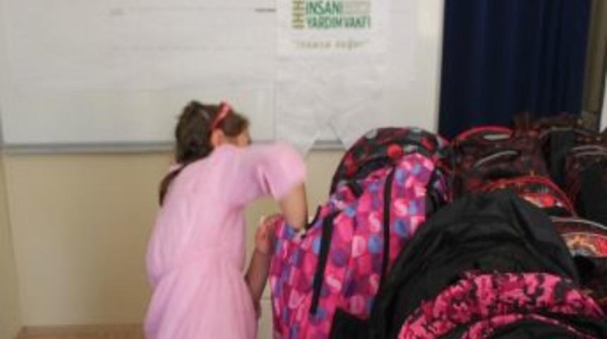 Sakarya İhh&rsquo;dan 100 Yetim &Ccedil;ocuğa Kırtasiye Yardımı