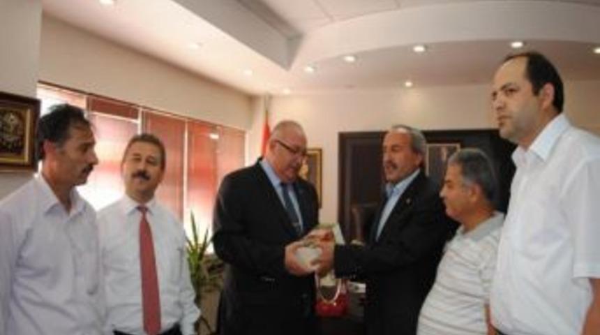 Eğitim-bir-sen İbrahim Ceylan&rsquo;a Eğitim Plaketi Verdi