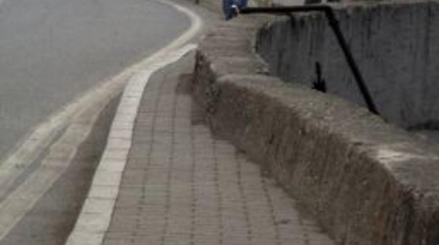 &Ccedil;evre Yolunda Dar Kaldırım Tehlikesi