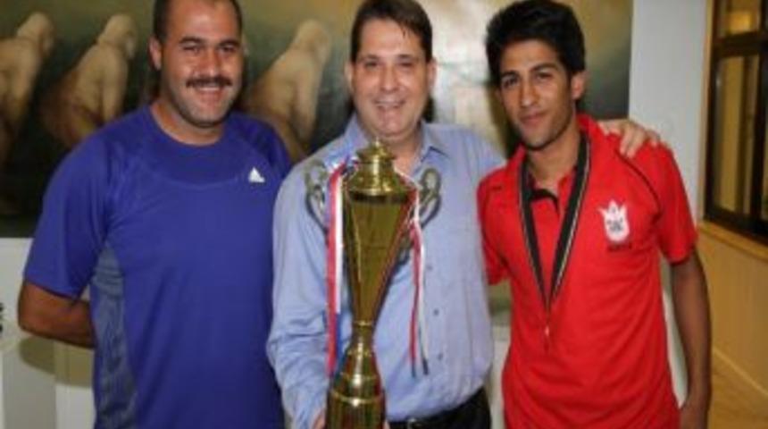 Volo &Ccedil;elik, Madalya Sevincini Konak Belediye Başkanı Dr. Hakan Tartan İle Paylaştı