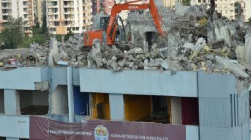 Adana'da Yıkım I&ccedil;in 10 Katlı Binanın &Uuml;zerine Iş Makinası &Ccedil;ıkarıldı