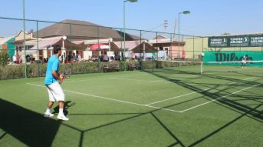 Ağrılı Tenis&ccedil;iler &Ccedil;eyrek Finale Y&uuml;kseldi