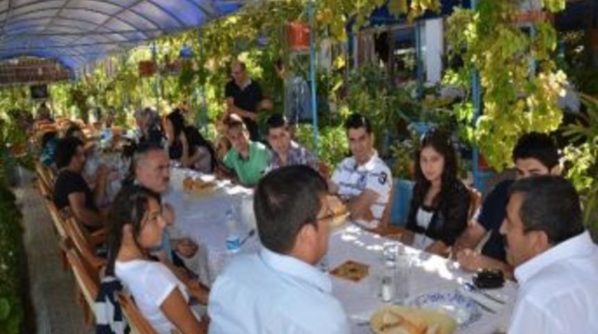 Darende'ye Yeni Atanan &Ouml;ğretmenler Yemekte Buluştu