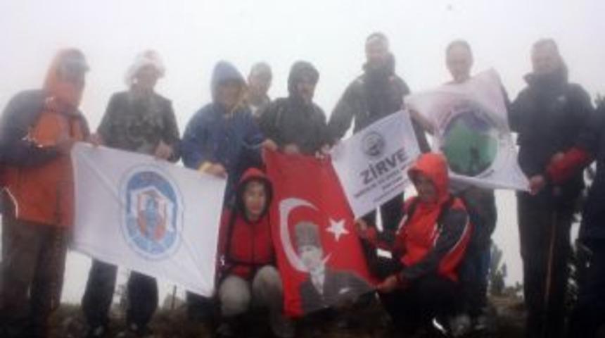 T&uuml;rk Dağcılar Kosova Dağlarına T&uuml;rk Bayrağı Dikti