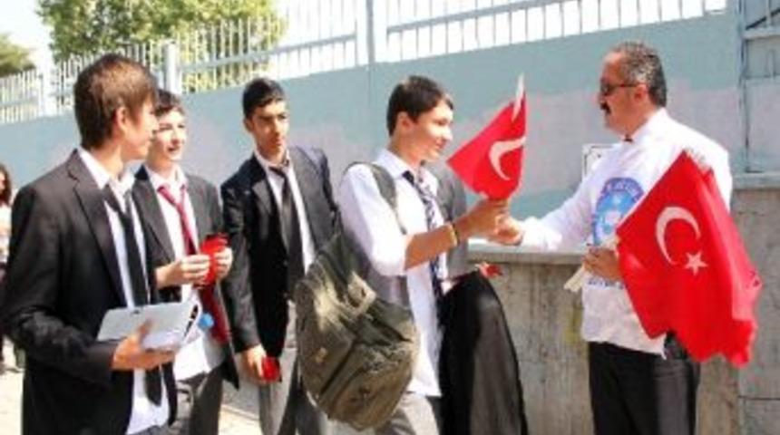 T&uuml;rk Eğitim-sen'nde &Ouml;ğrencilere "bayrak" Şiirli Ayra&ccedil;