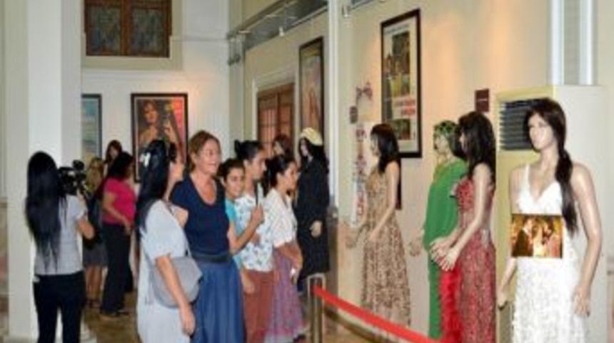 T&uuml;rkan Şoray Kost&uuml;mleri Sergisi Yoğun İlgi G&ouml;r&uuml;yor