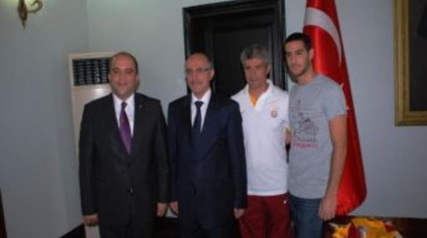 Galatasaraylı Y&ouml;neticilerden Vali &Ouml;z&ccedil;imen&rsquo;e Ziyaret