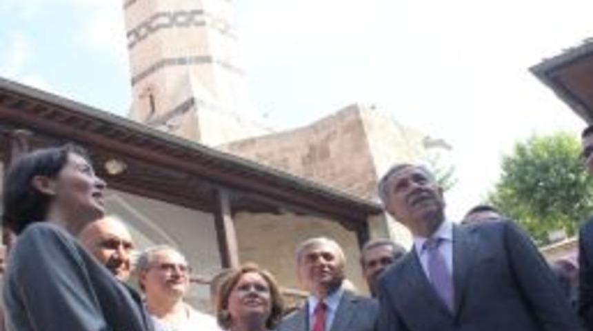 Arın&ccedil;, Ziya Paşa&rsquo;nın Dizeleriyle Mesaj Verdi