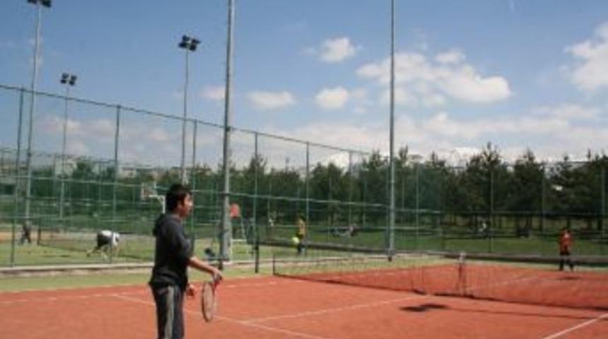 Erzurum Teniste Finale Koşuyor