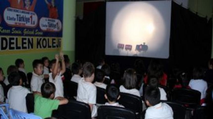 D&uuml;nyaca &Uuml;nl&uuml; Akebi Kukla Topluluğu Kardelen Koleji'nde &Ouml;ğrencilere Kukla G&ouml;sterisi Yaptı