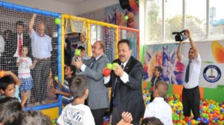 &Ccedil;ocukların Sevgi Seli Başkana Zor Anlar Yaşattı