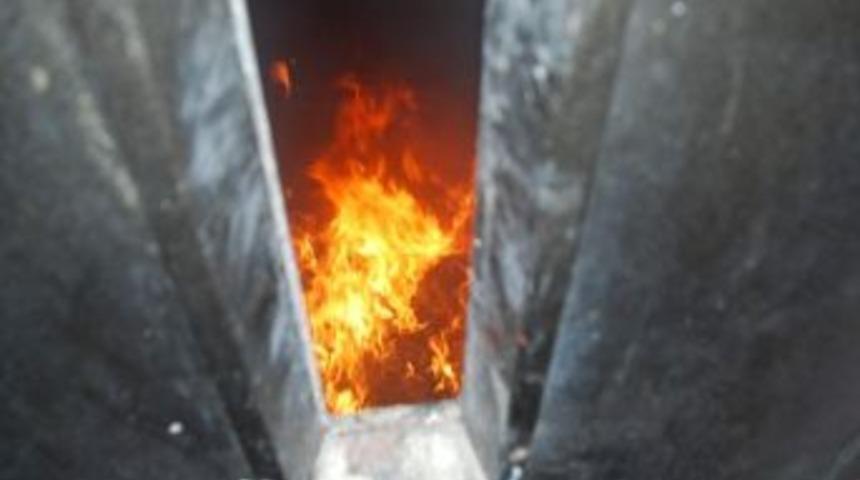 İş Merkezinin Asans&ouml;r&uuml; Alev Alev Yandı