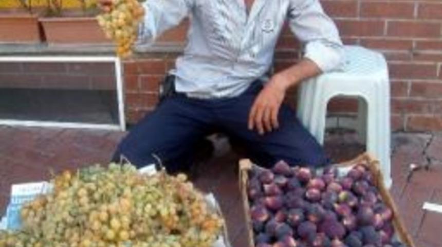 &Uuml;z&uuml;m Ve İncir Satarak &Ccedil;ocuk Okutuyor