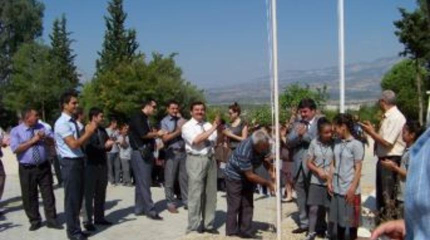 Mehmet Akif Ersoy İlk&ouml;ğretim Okuluna Beyaz Bayrak