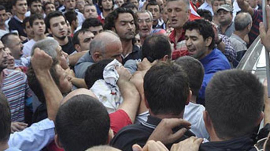 Şehit cenazesinde Belediye Başkanı'na yumruk