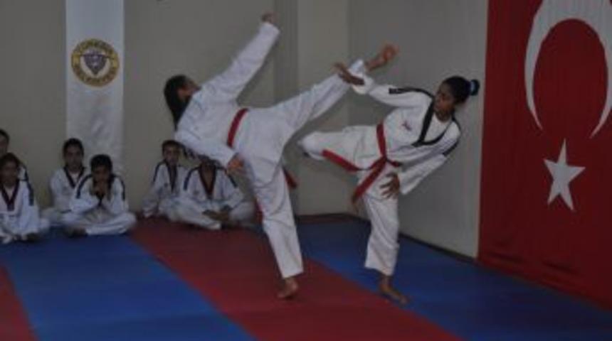 Tekvando kursu sürüyor