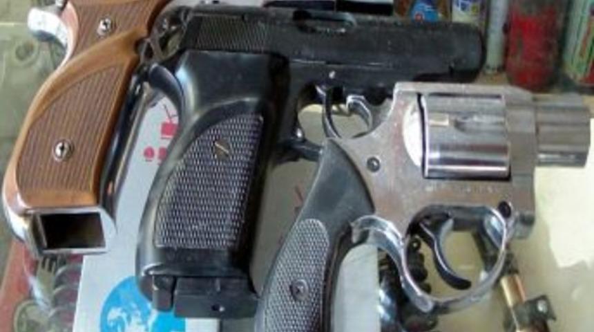 500 Fişek, 20 Kuru Sıkı Tabanca Ve 100 Mermi Ele Ge&ccedil;irildi